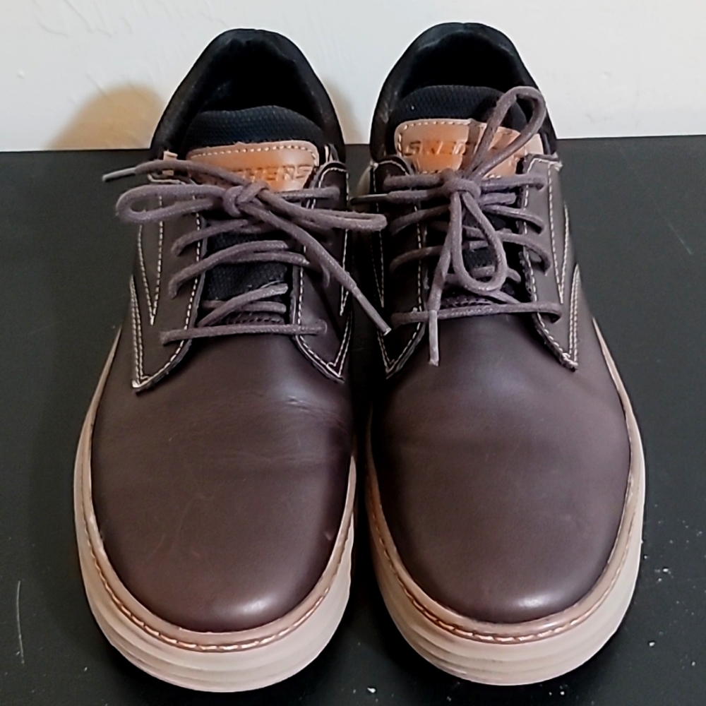 Skechers Classic Fit, Air-Cooled Memory Foam,  gogamat arch. Men's size 7.5